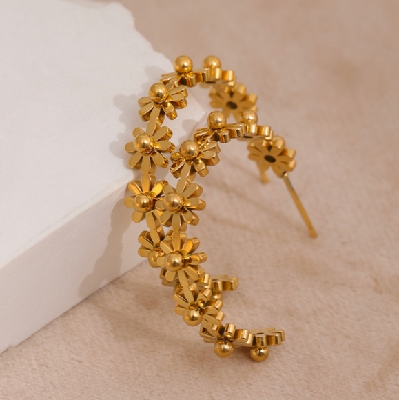 Wonderful Daisies Earrings - Picture 2 of 9